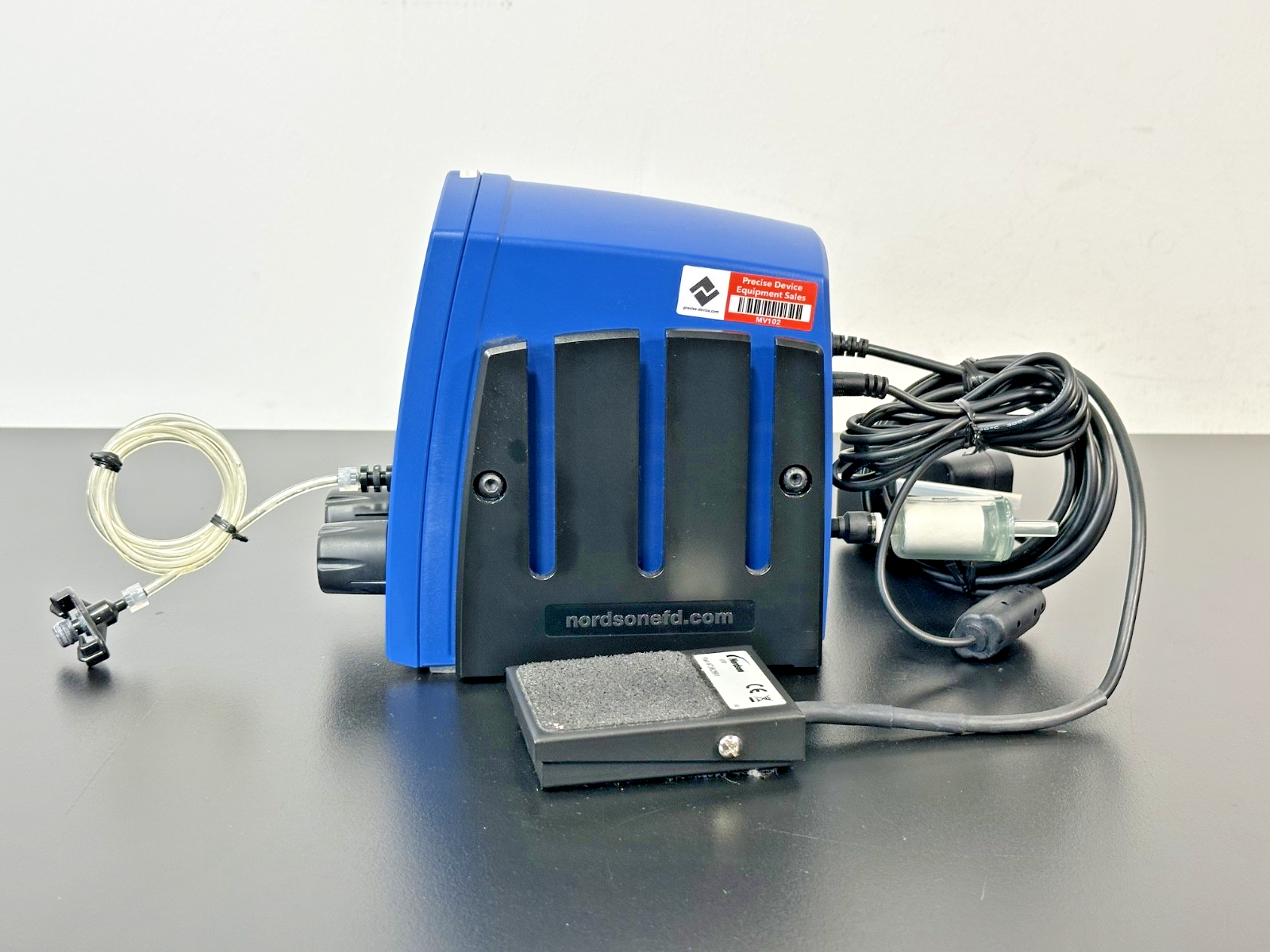 Nordson EFD Ultimus I Fluid Dispenser with Foot Pedal & Accessories Working4