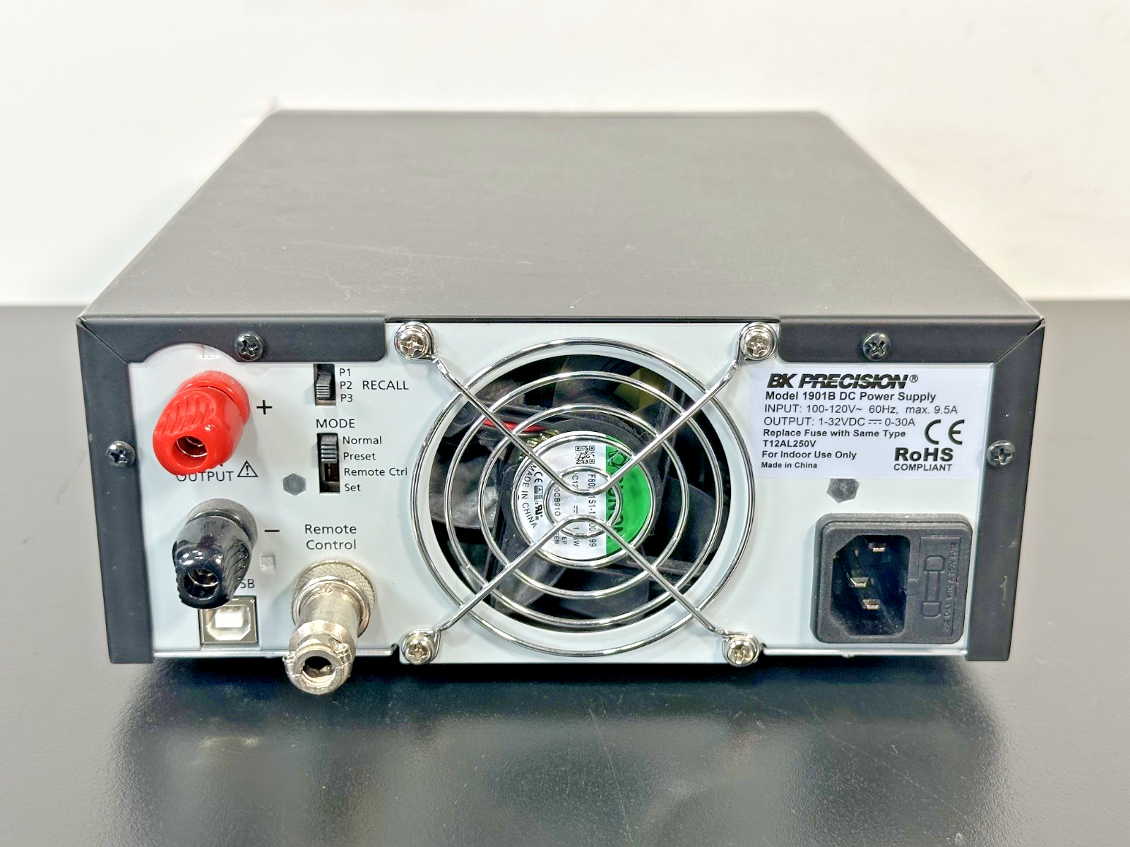 B&K Precision 1901B 1 32V 30A Switching DC Power Supply Powers On1