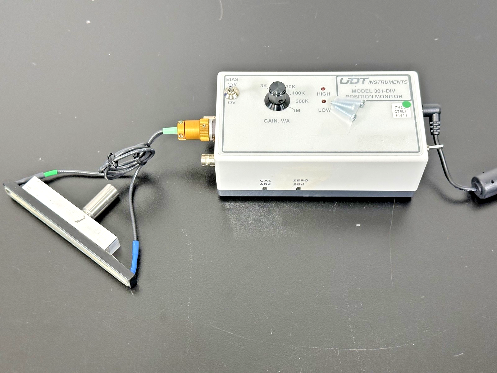 UDT Instruments 301-DIV Position Monitor w/ Sensor & Power Supply Working0