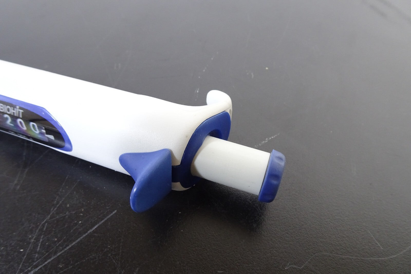 BIOHIT m200 20   200 uL ADJUSTABLE PIPETTE PIPET2