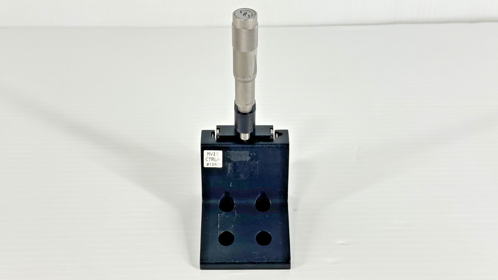 Newport Manual Vertical Translation Stage With SM25 Micrometer0