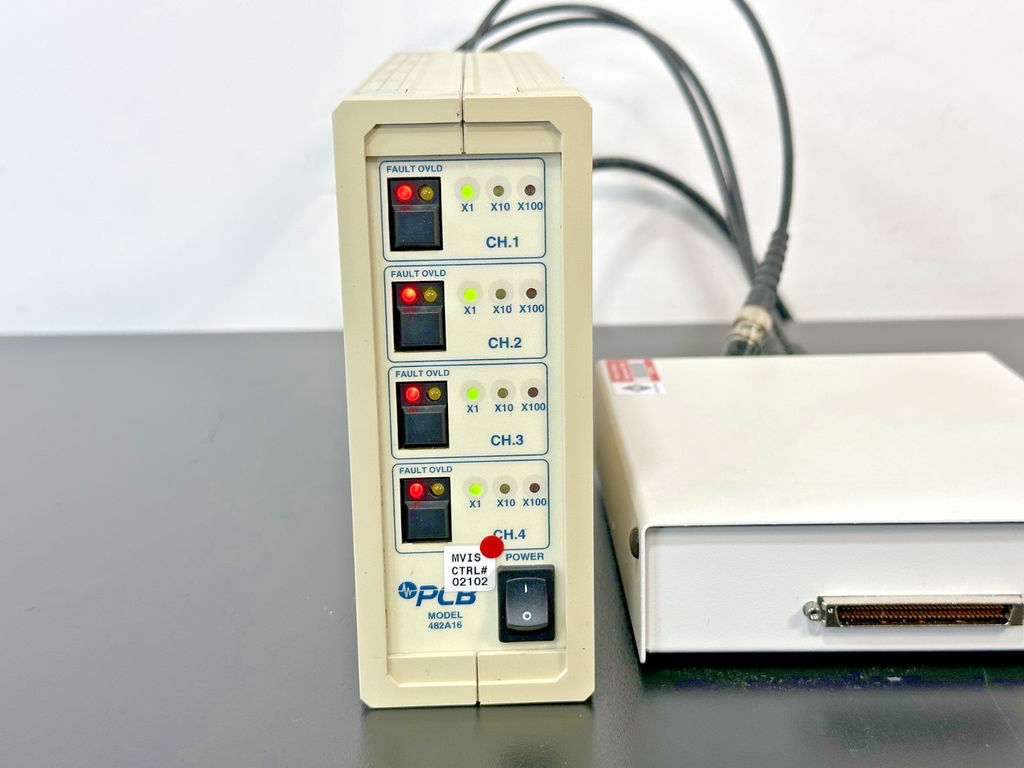 PCB 482A16 4 Channel Signal Conditioner w/ NI SCB 68 Working4