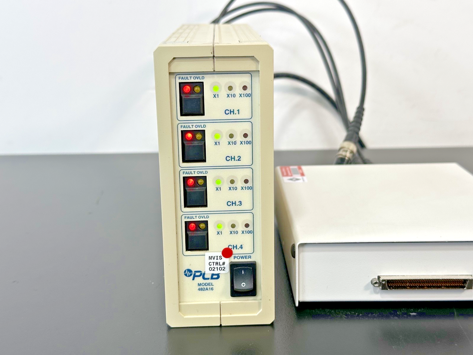 PCB 482A16 4 Channel Signal Conditioner w/ NI SCB 68 Working4