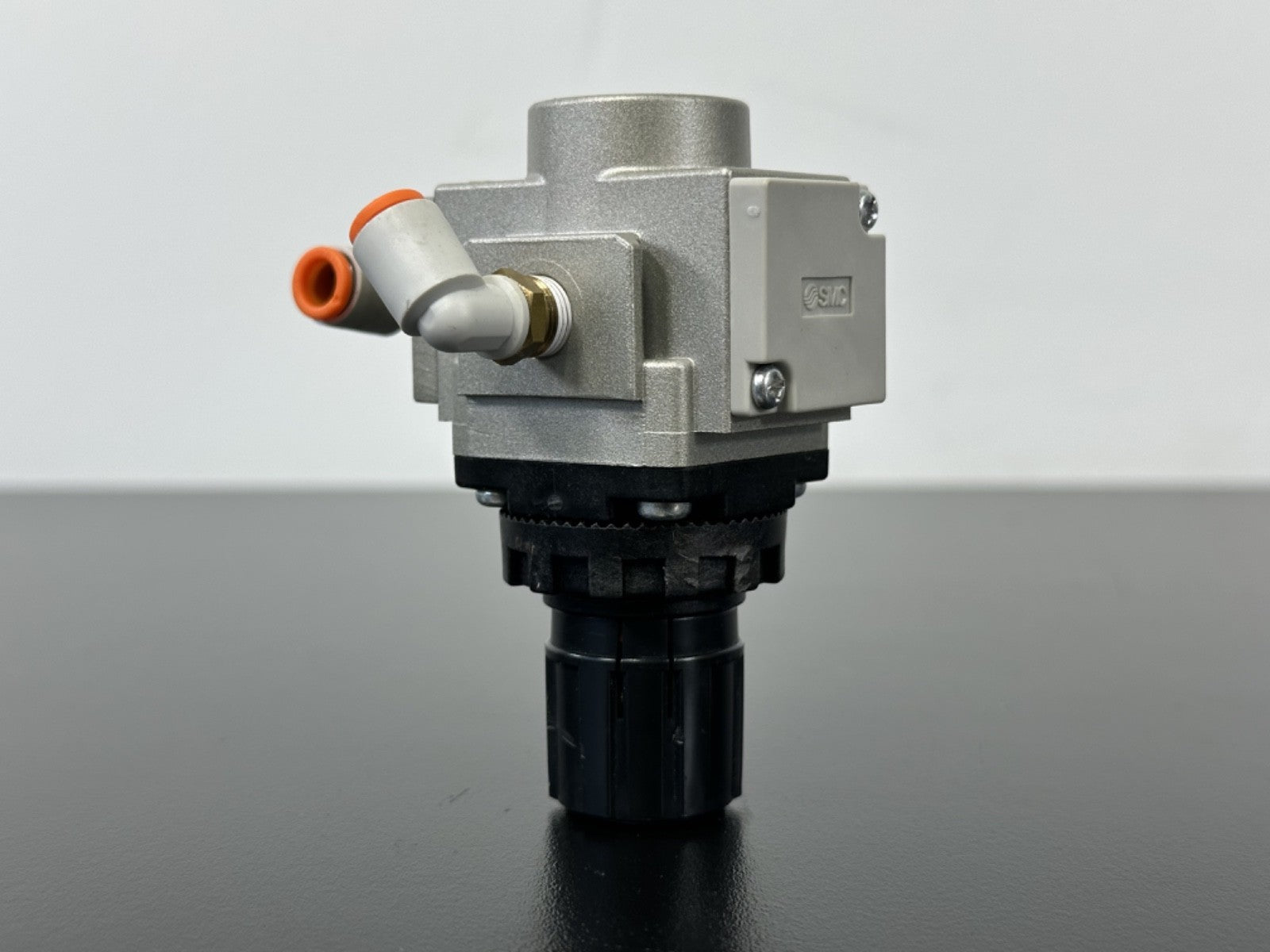 SMC AR20 01 Pneumatic Air Pressure Regulator w Push Connect Fittings2
