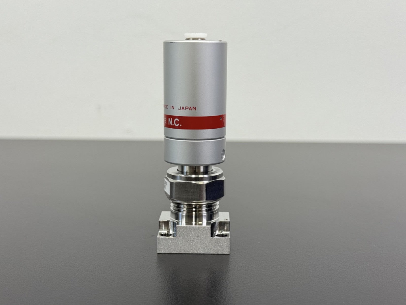 Fujikin DC2F3000 Gas Pressure Regulator Valve Type N.C. 0.6MPa Made in Japan1
