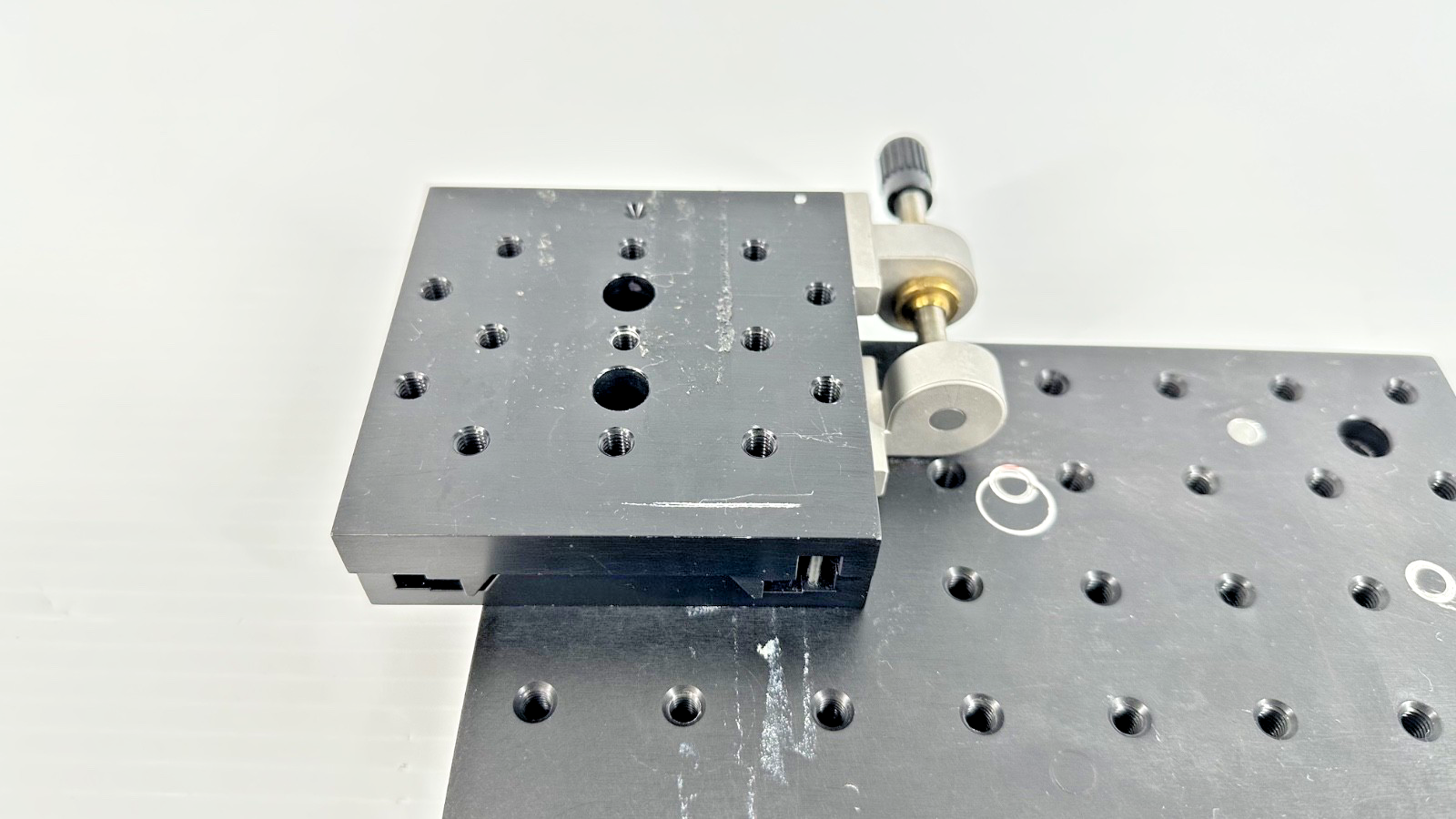 Unbranded Optical Mounting Plate with Manual Linear Positioning Stage1