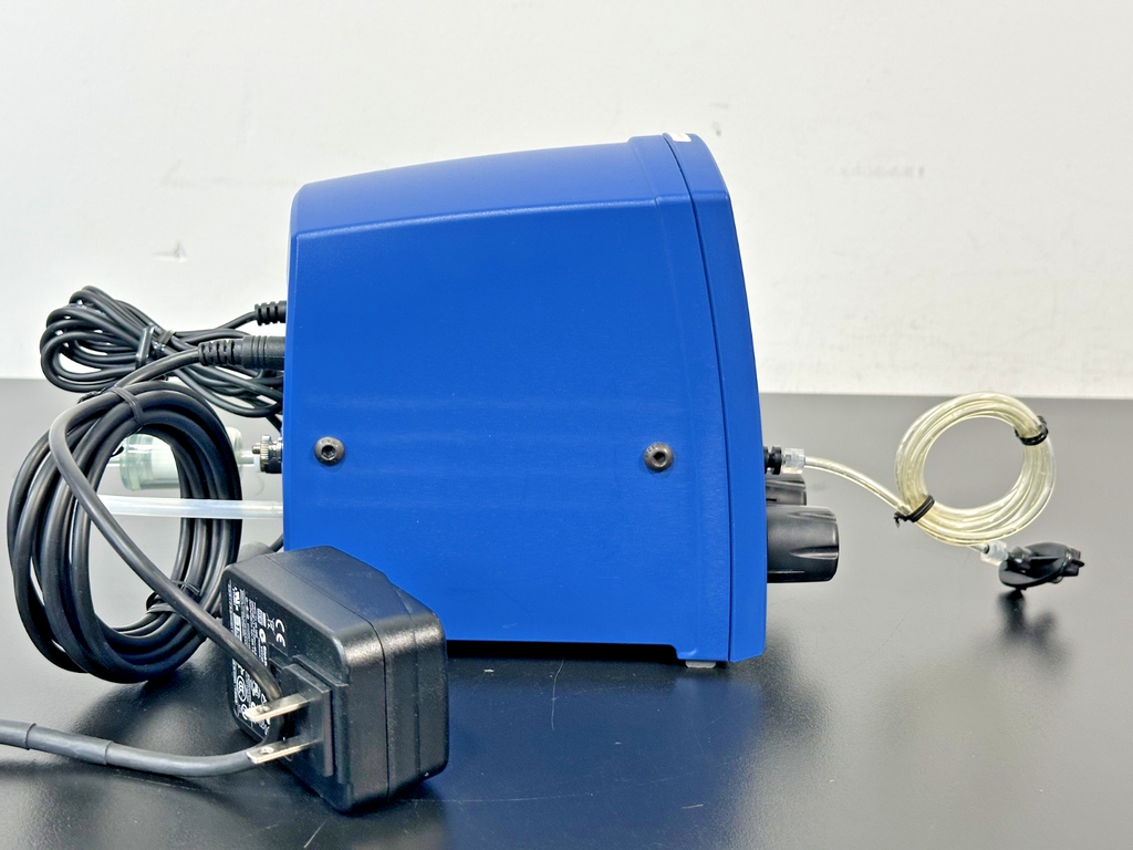 Nordson EFD Ultimus I Fluid Dispenser with Foot Pedal & Accessories Working3