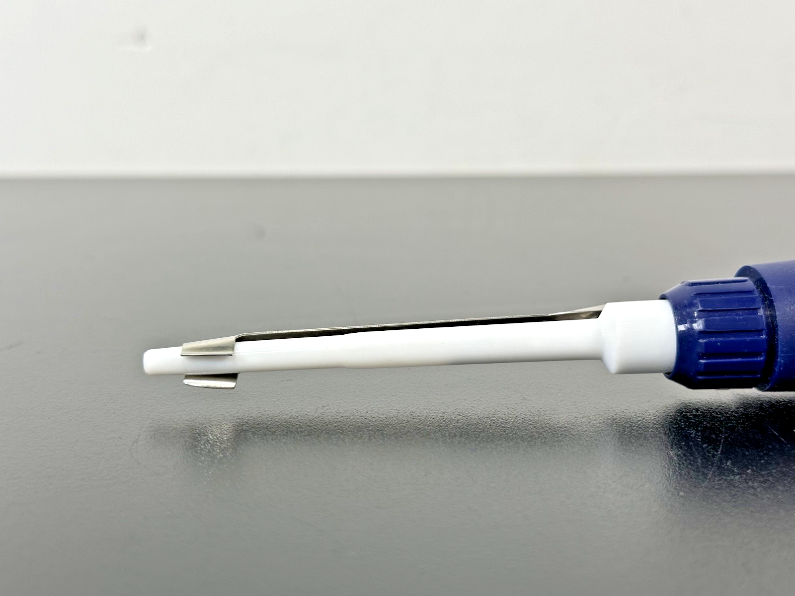 VWR 20 200 µL Adjustable Single Channel Manual Pipettor2