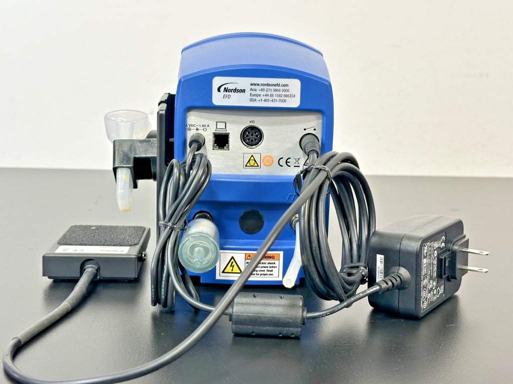 Nordson EFD Ultimus I Fluid Dispenser with Foot Pedal & Accessories Working2