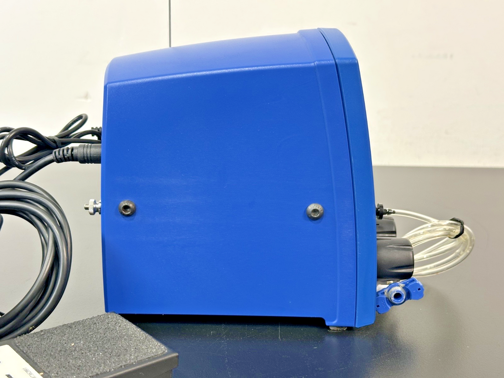 Nordson EFD Ultimus I Fluid Dispenser with Foot Pedal & Accessories Working4