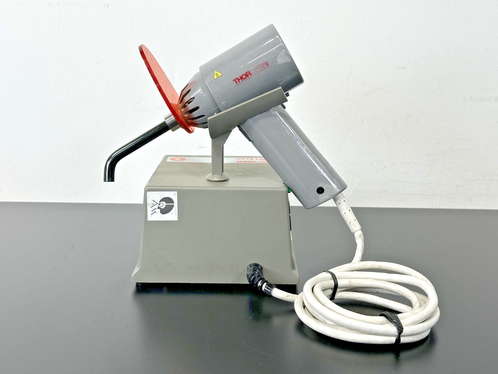 Thorlabs UV75 560 High Power UV Curing Light System with Handpiece Powers On1