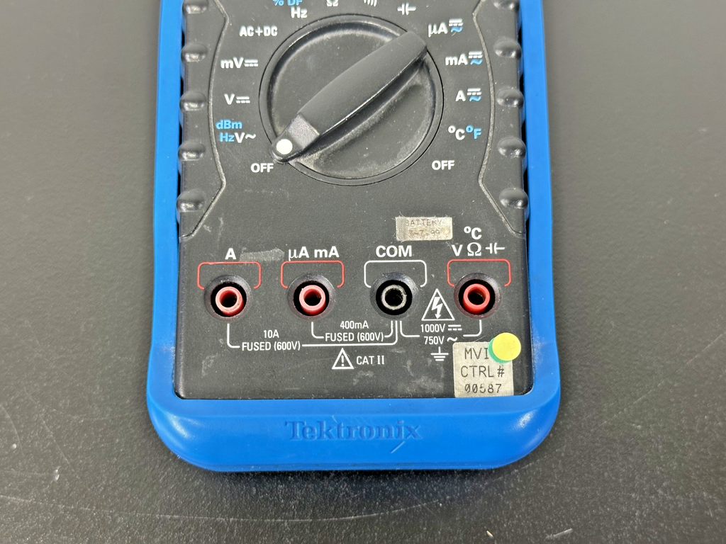 Tektronix DMM916 True RMS Handheld Digital Multimeter with Protective Holster2