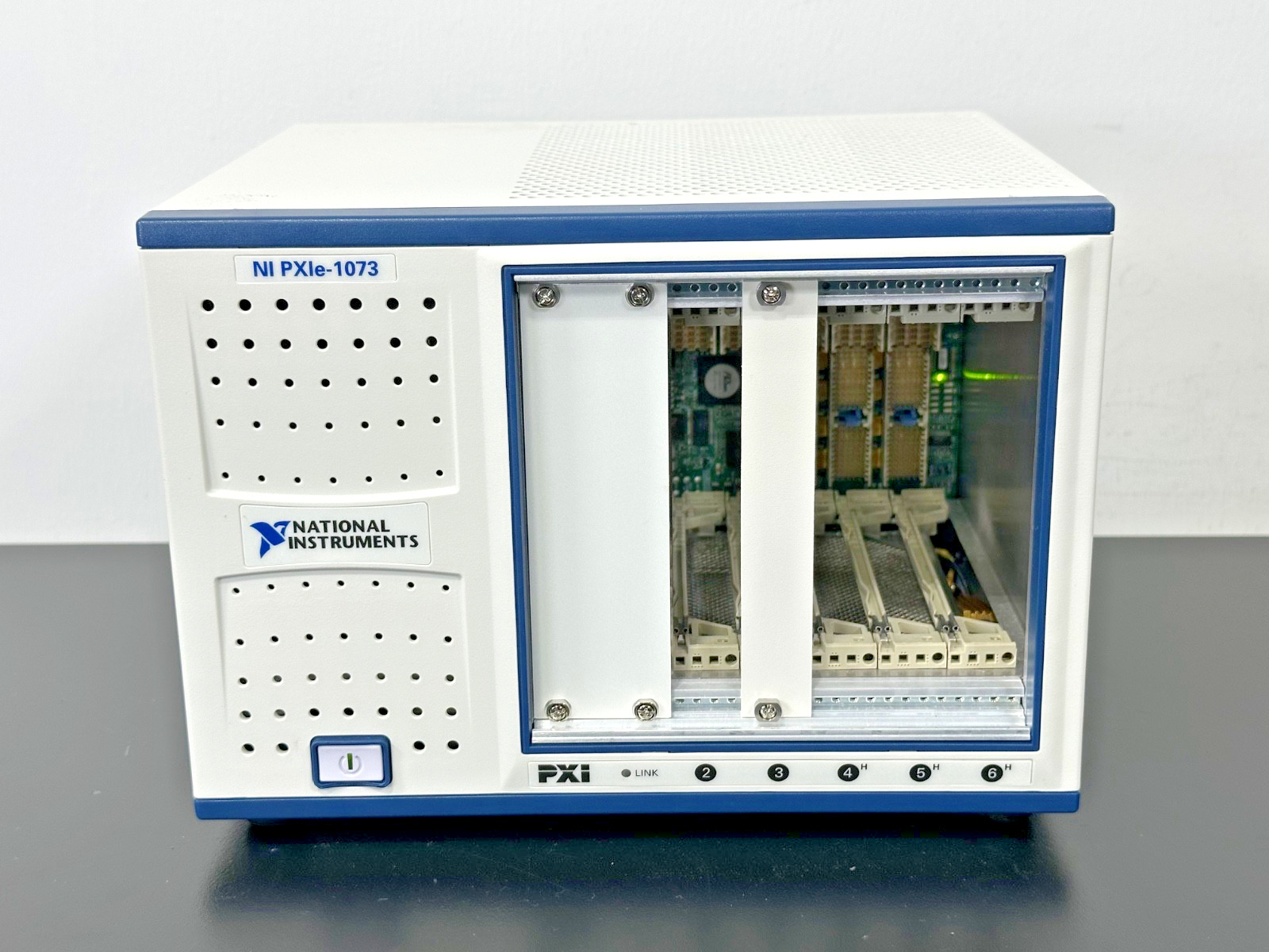 National Instruments NI PXIe 1073 5 Slot PXI Express Chassis Powers On Working0