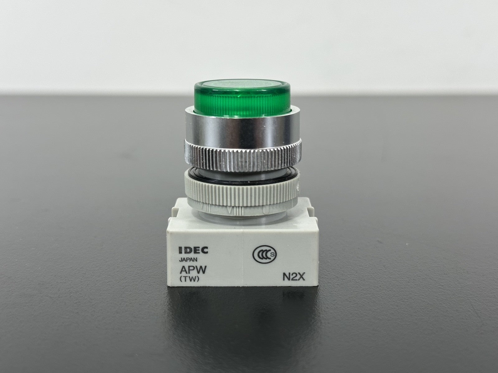 IDEC APW N2X Green Illuminated Push Button Indicator 22mm Panel Mount0