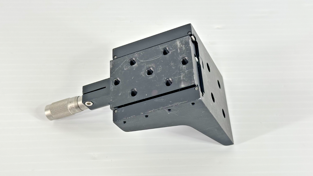 Newport Manual Vertical Translation Stage With Micrometer and Bracket2