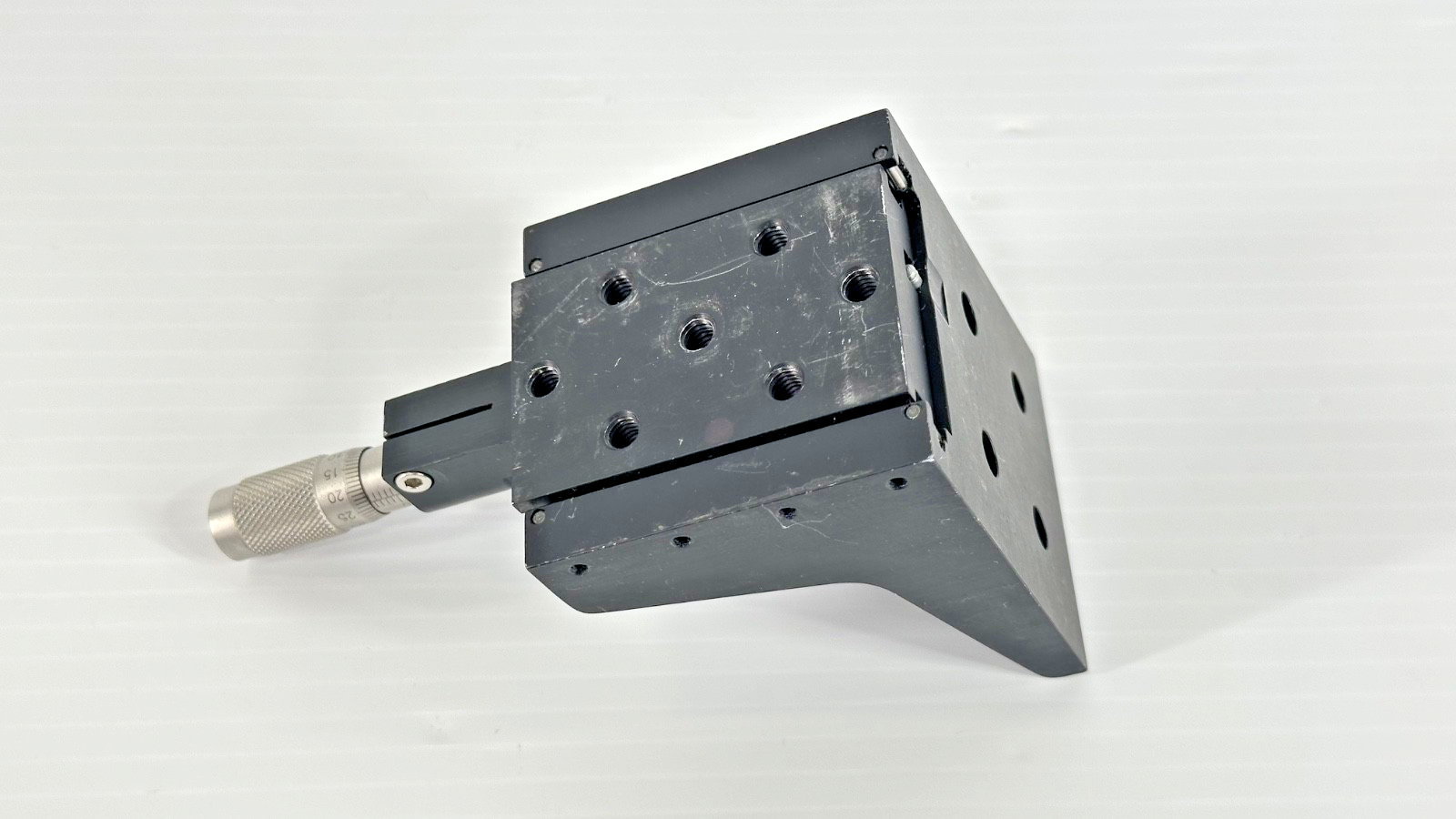 Newport Manual Vertical Translation Stage With Micrometer and Bracket2