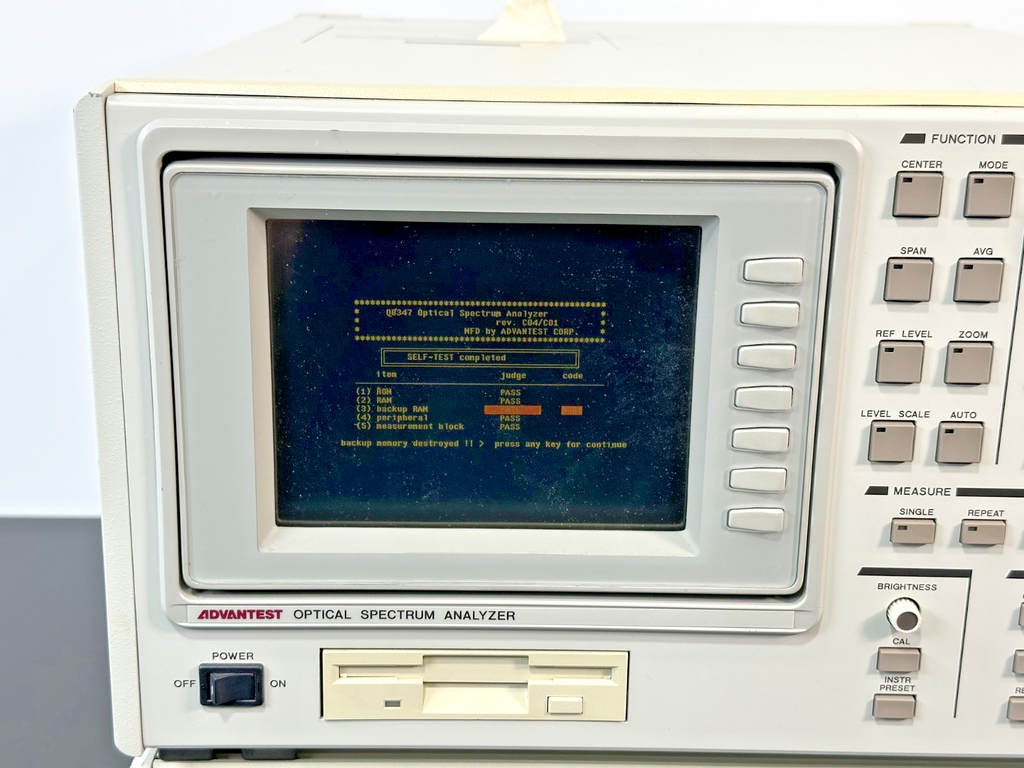 Advantest Q8347 Optical Spectrum Analyzer 350–1750nm 2 Piece System Working3