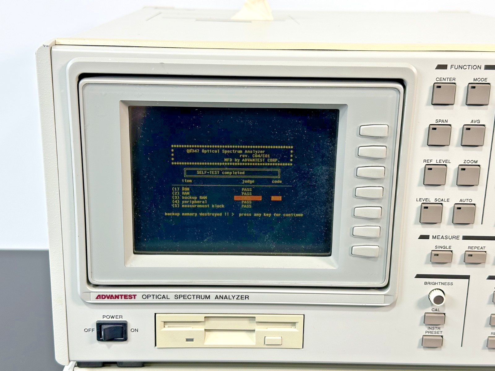 Advantest Q8347 Optical Spectrum Analyzer 350–1750nm 2 Piece System Working3