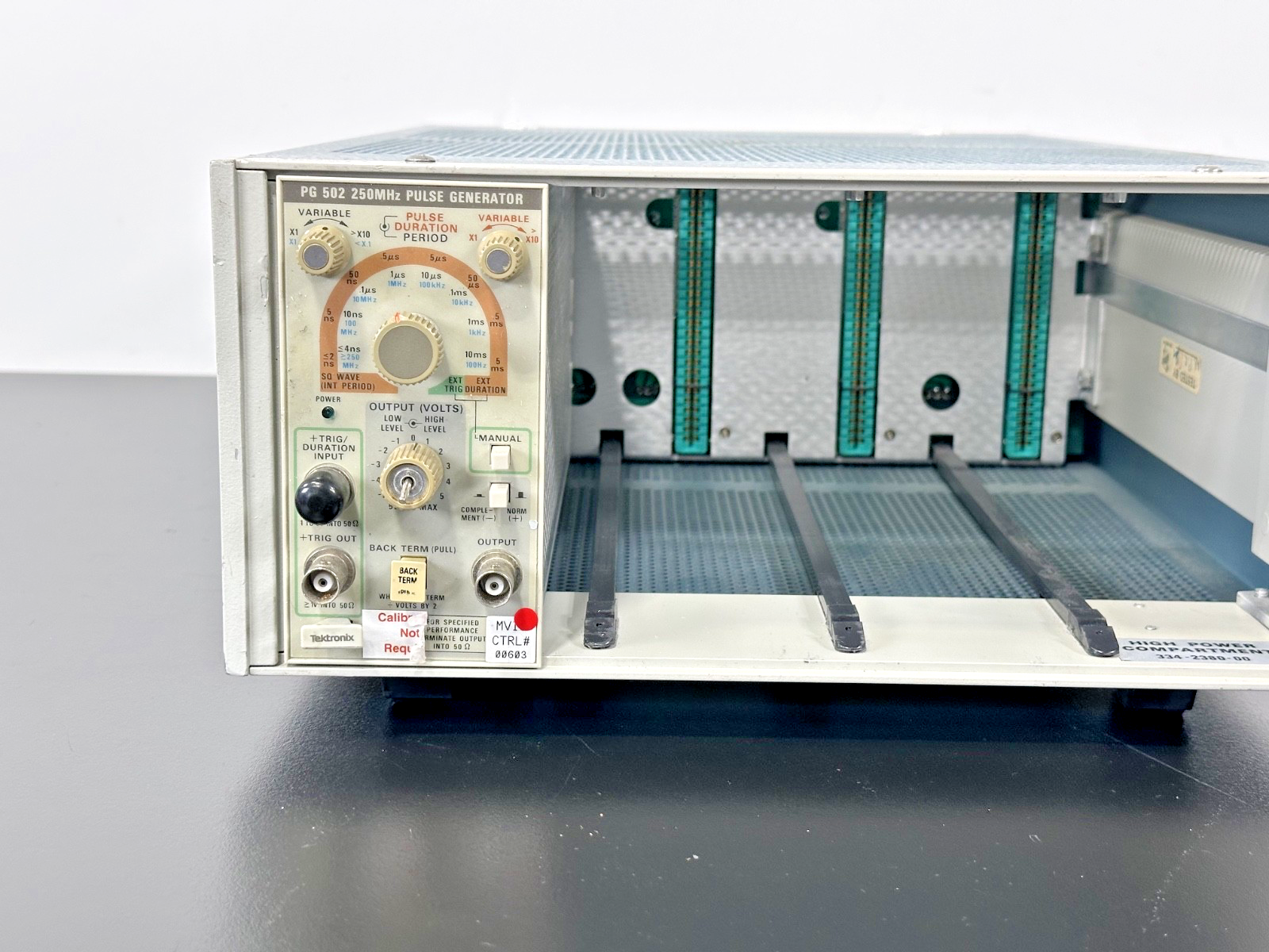 Tektronix TM504 Mainframe w/ PG502 250MHz Pulse Generator For Parts2