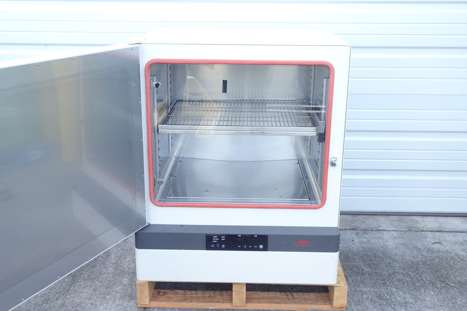 SANYO MIR 262 LAB INCUBATOR2