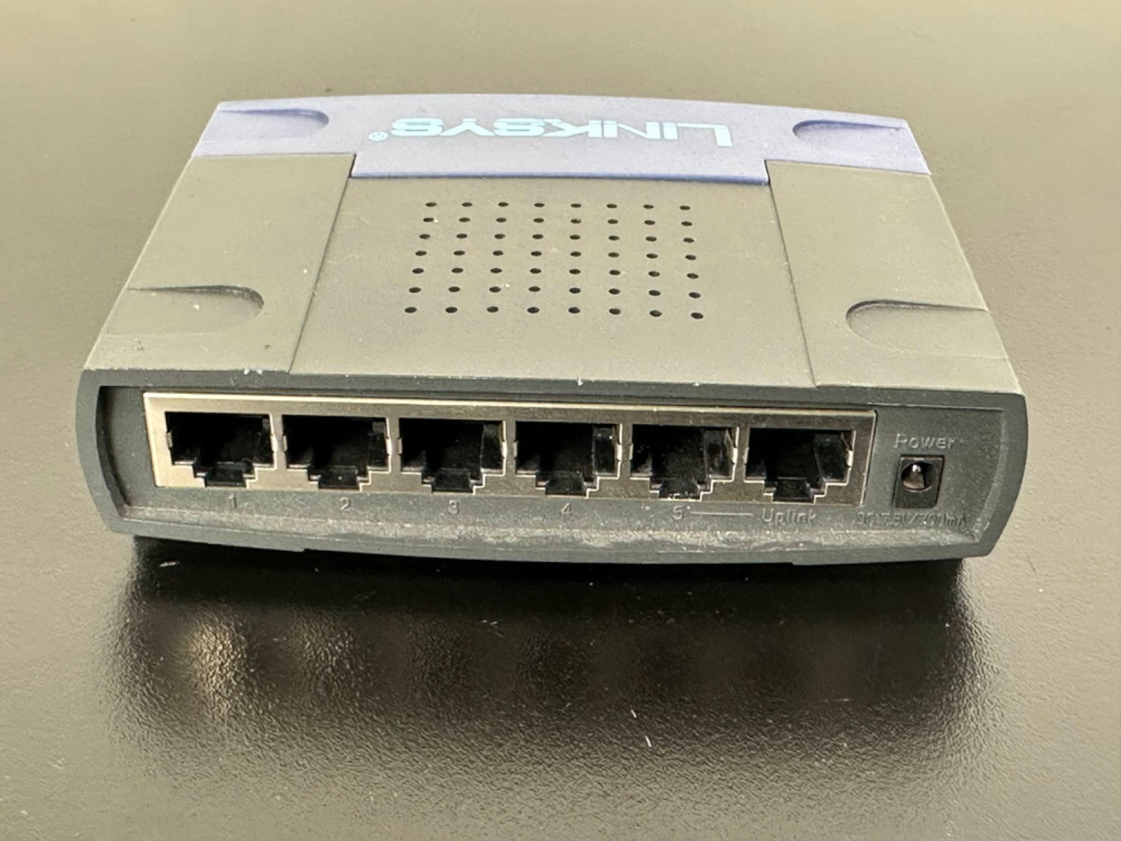 Linksys EFAH05W 5 Port 10/100 Workgroup Hub Cisco Ethernet Network Hub1