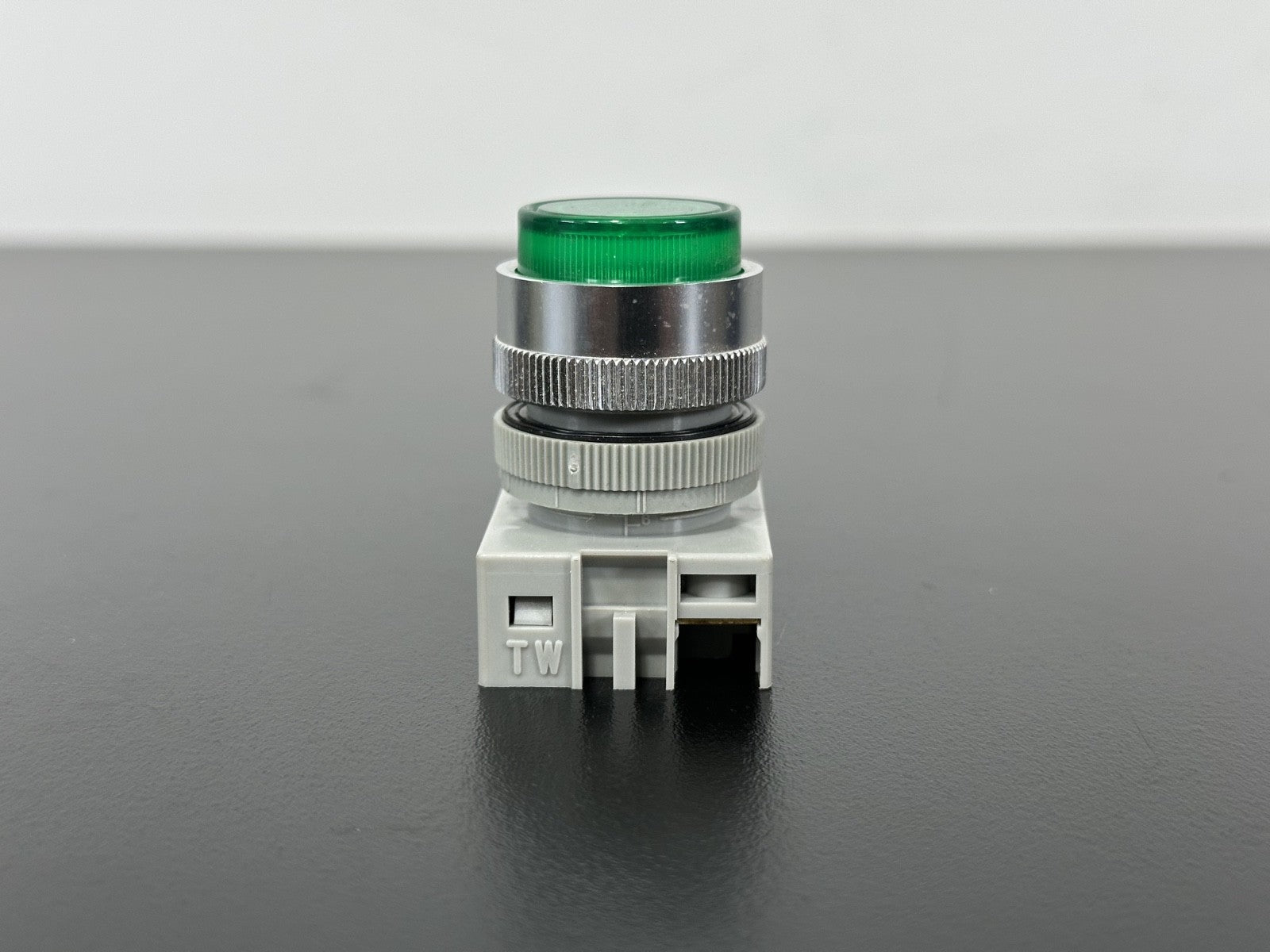 IDEC APW N2X Green Illuminated Push Button Indicator 22mm Panel Mount1