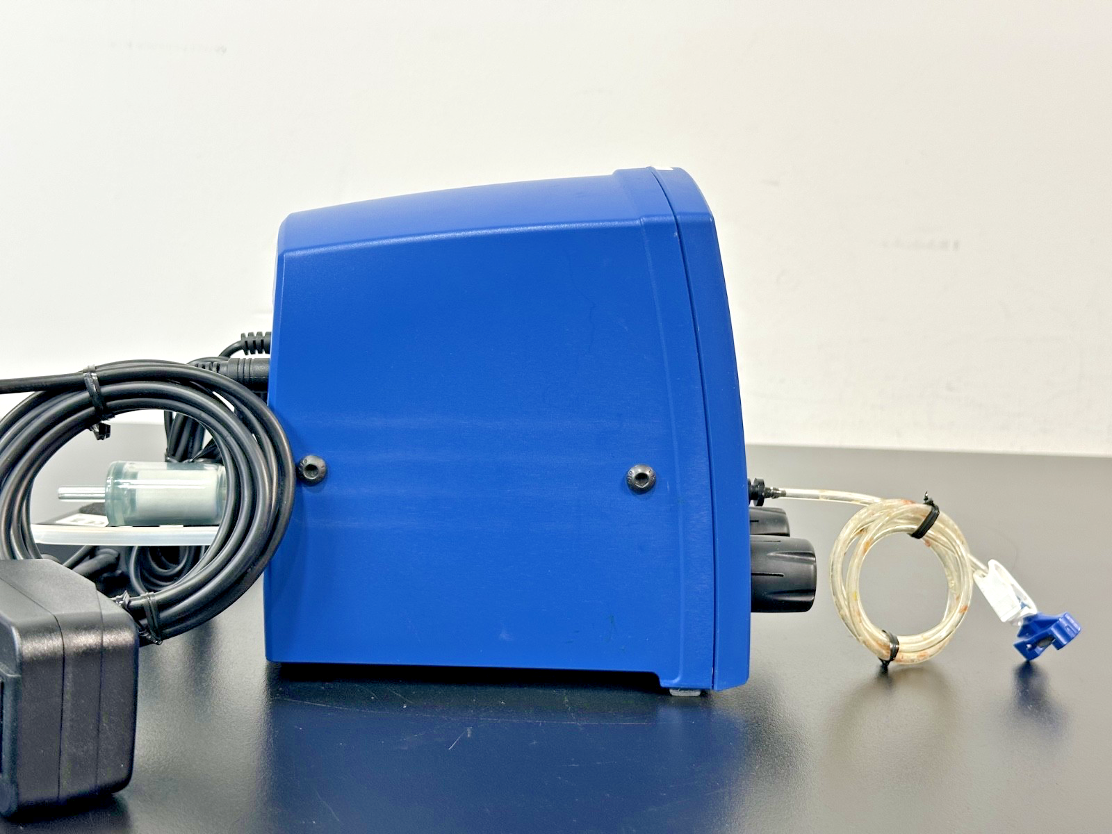 Nordson EFD Ultimus I Fluid Dispenser with Foot Pedal & Accessories Working3