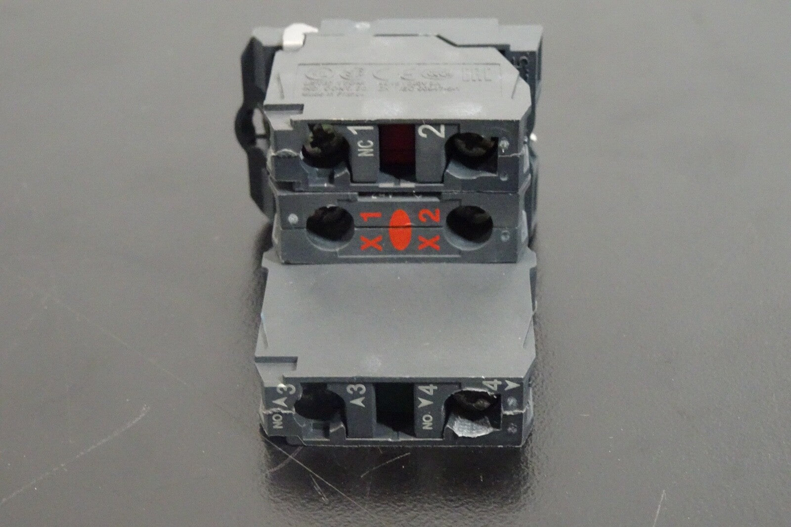 Schneider Electric ZBE 203 Contact Block2