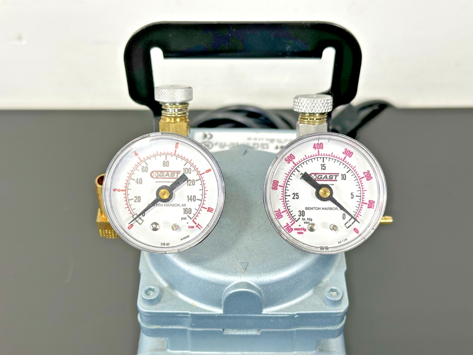 GAST DOA P704 AA Oil Less Compressor Vacuum Pump 115V with Dual Gauges Working4