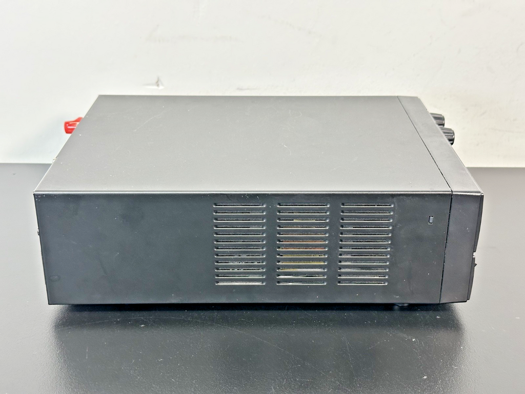 B&K Precision 1901B 1 32V 30A Switching DC Power Supply Powers On2