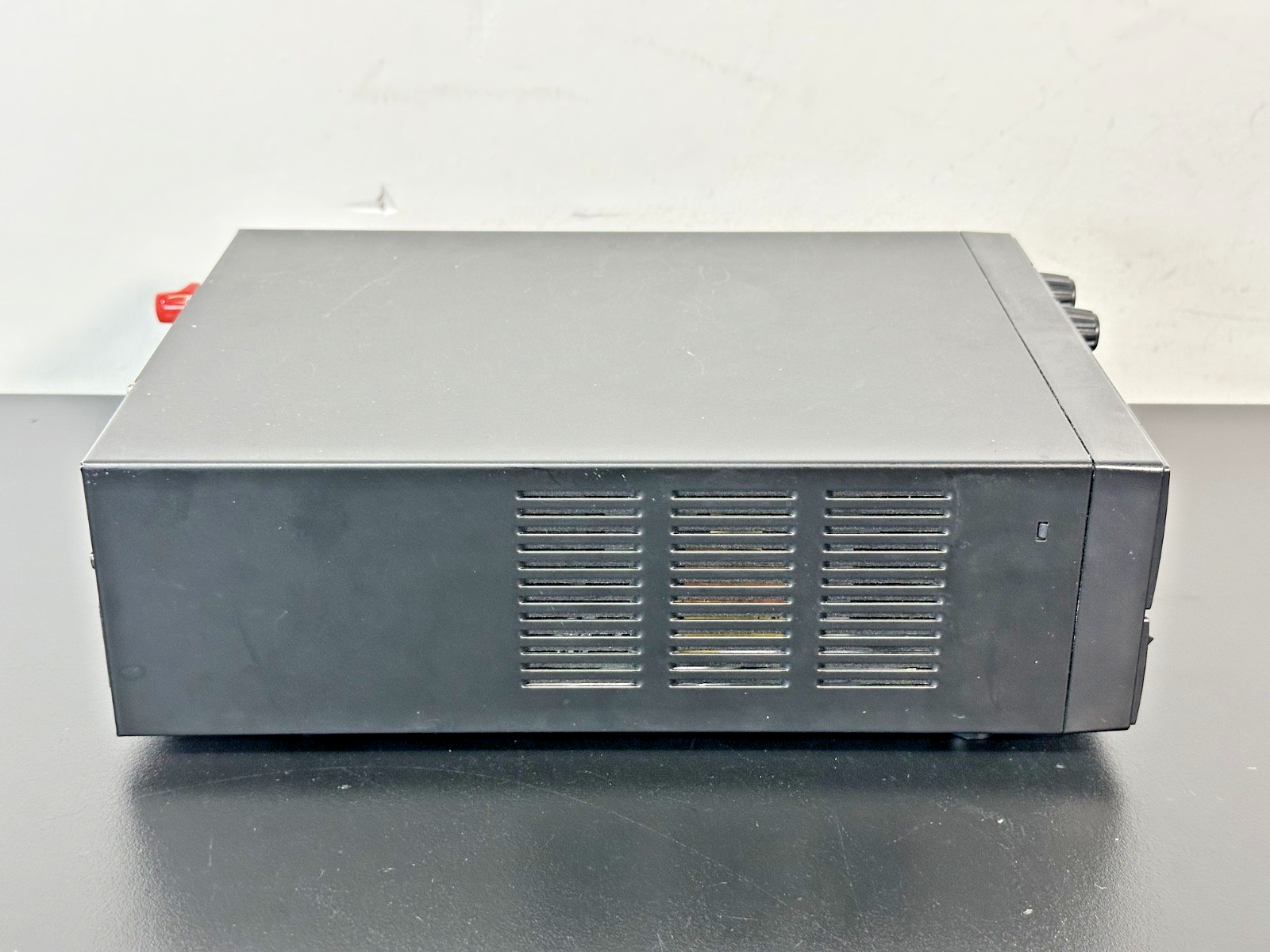 B&K Precision 1901B 1 32V 30A Switching DC Power Supply Powers On2