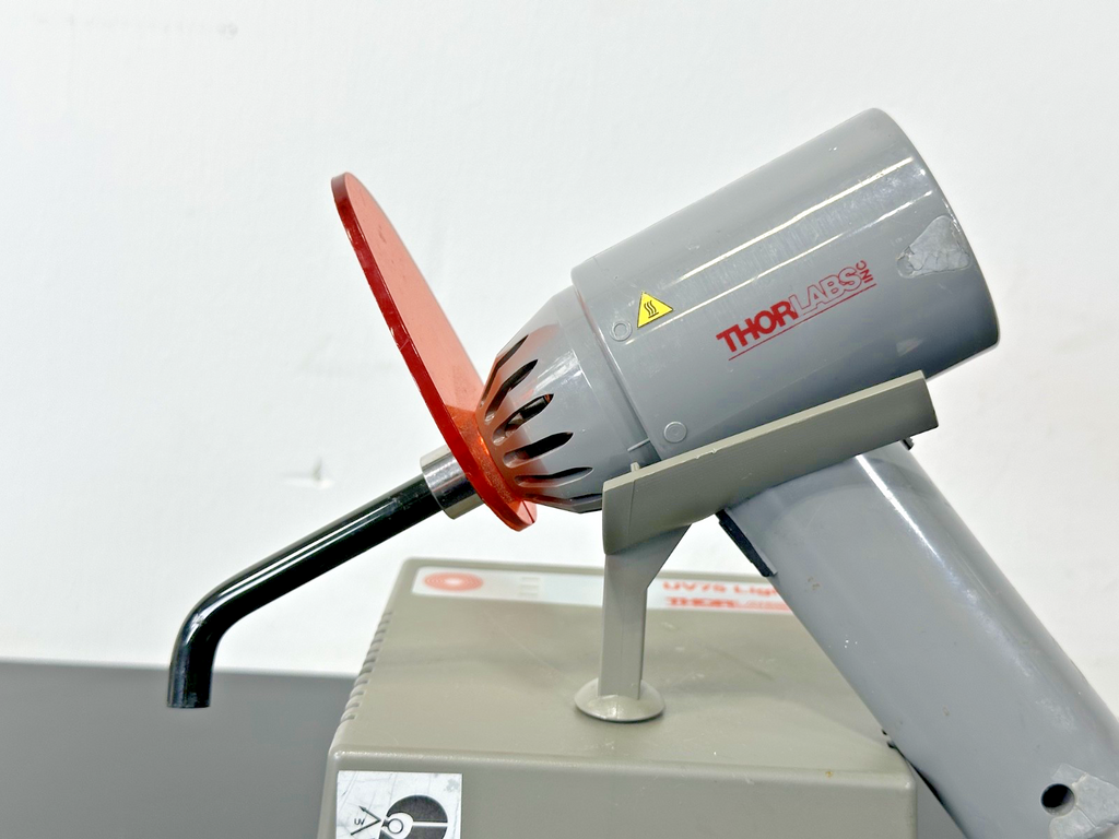 Thorlabs UV75 560 High Power UV Curing Light System with Handpiece Powers On3