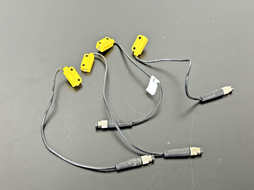 Lot of 4 Banner Engineering Q12AP6FF30Q3 Photoelectric Sensors Used Untested0