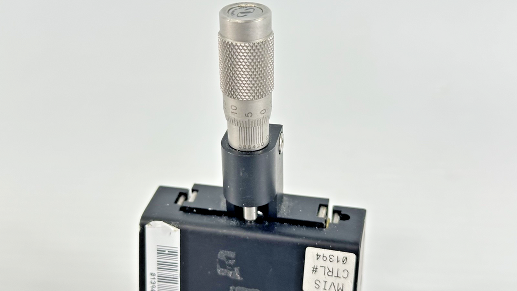 Newport Manual Vertical Translation Stage With Micrometer and Bracket3