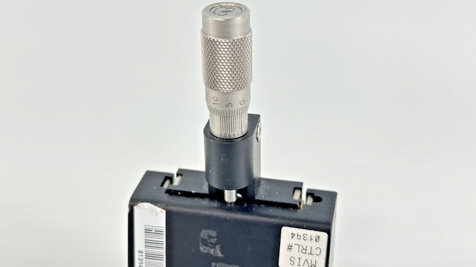 Newport Manual Vertical Translation Stage With Micrometer and Bracket3