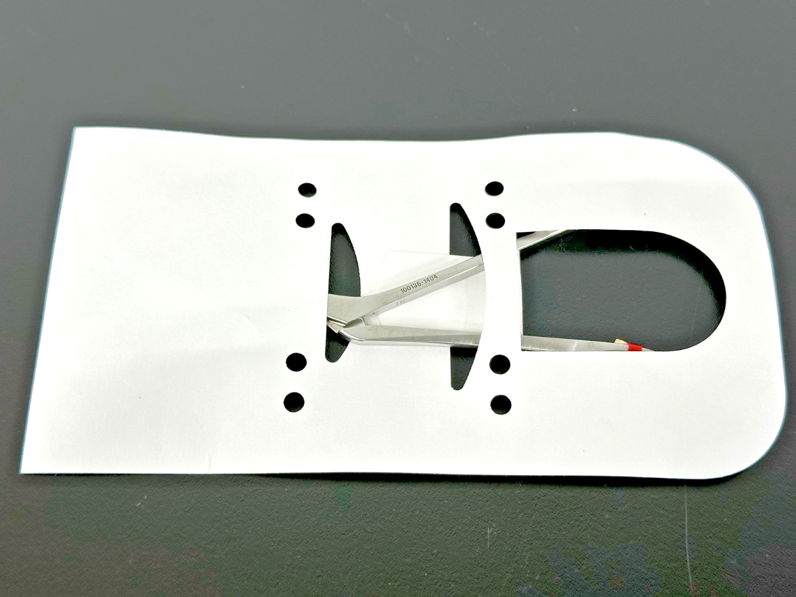3M Attest 13913 Instrument Protector with Surgical Scissors & Forceps2