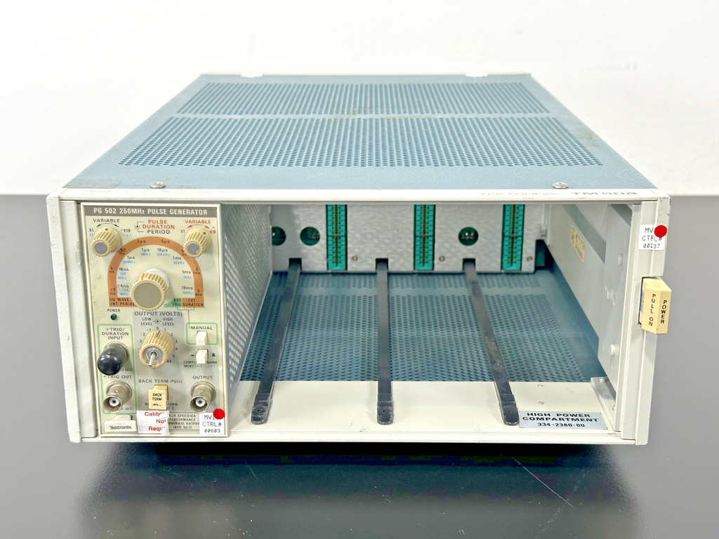 Tektronix TM504 Mainframe w/ PG502 250MHz Pulse Generator For Parts0