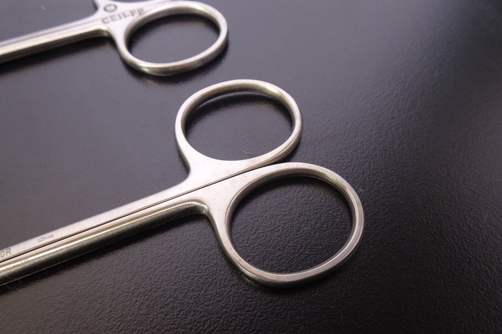 x2) Aesculap BH111R Halsted Mosquito Forceps1