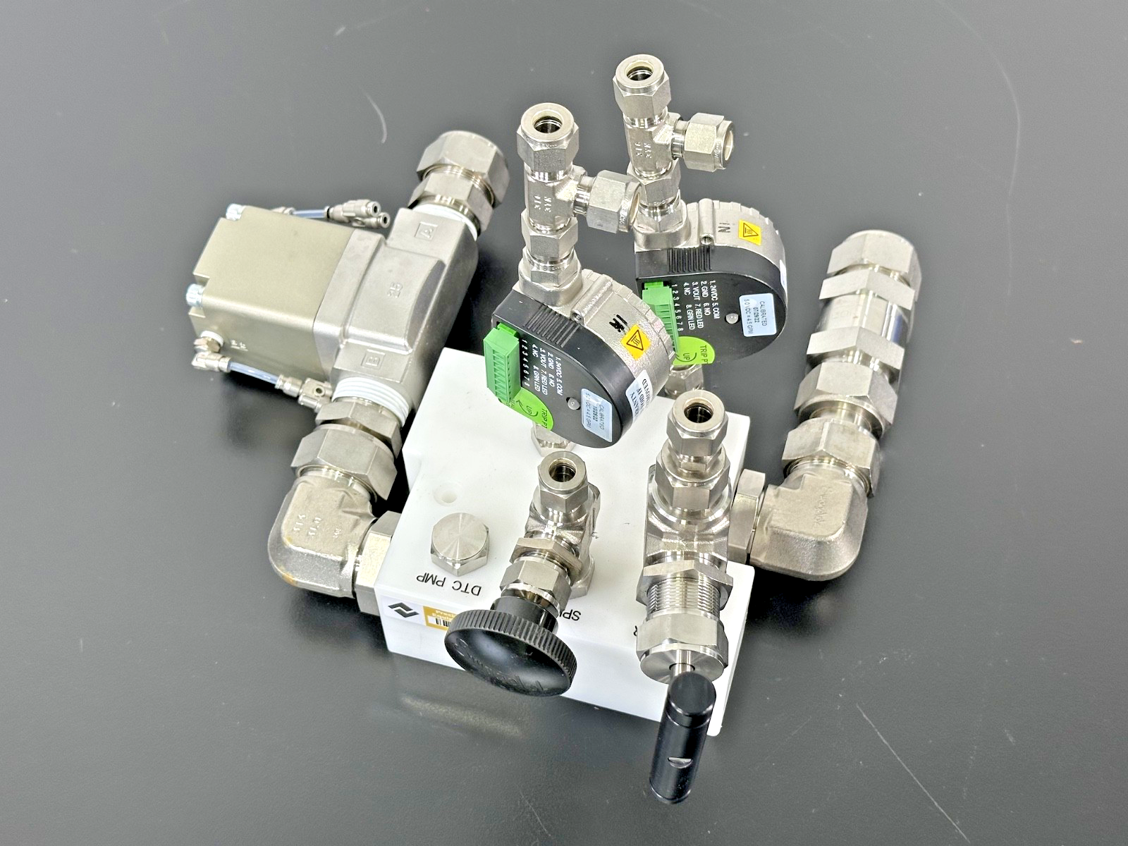 Swagelok SS 18RS8 Manifold w/ Proteus 9504S4P8 Flow Sensors & SMC Valve2