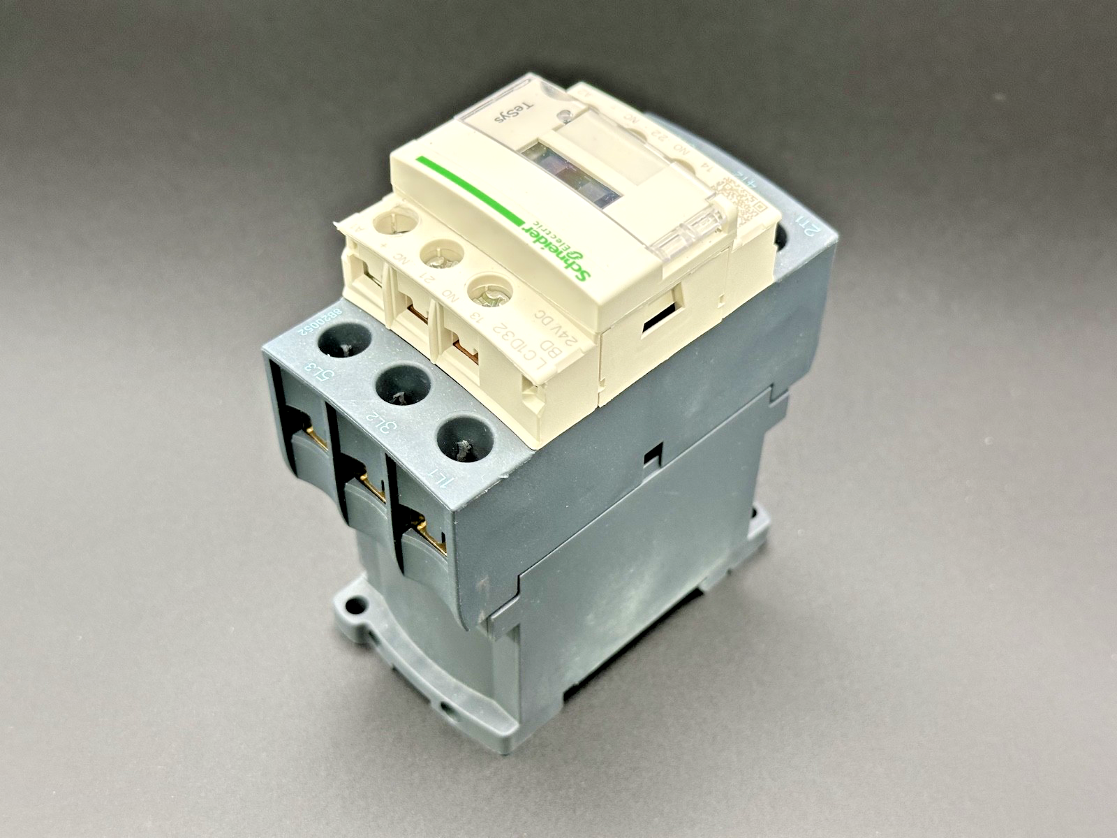Schneider TeSys LC1D32BD 32A 3 Pole Contactor 24VDC w/ LAD4TBDL2