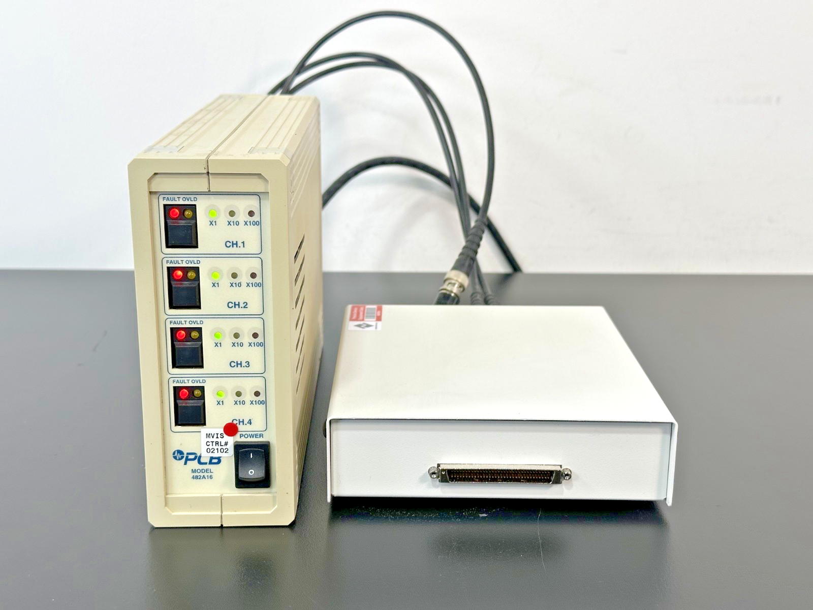 PCB 482A16 4 Channel Signal Conditioner w/ NI SCB 68 Working0
