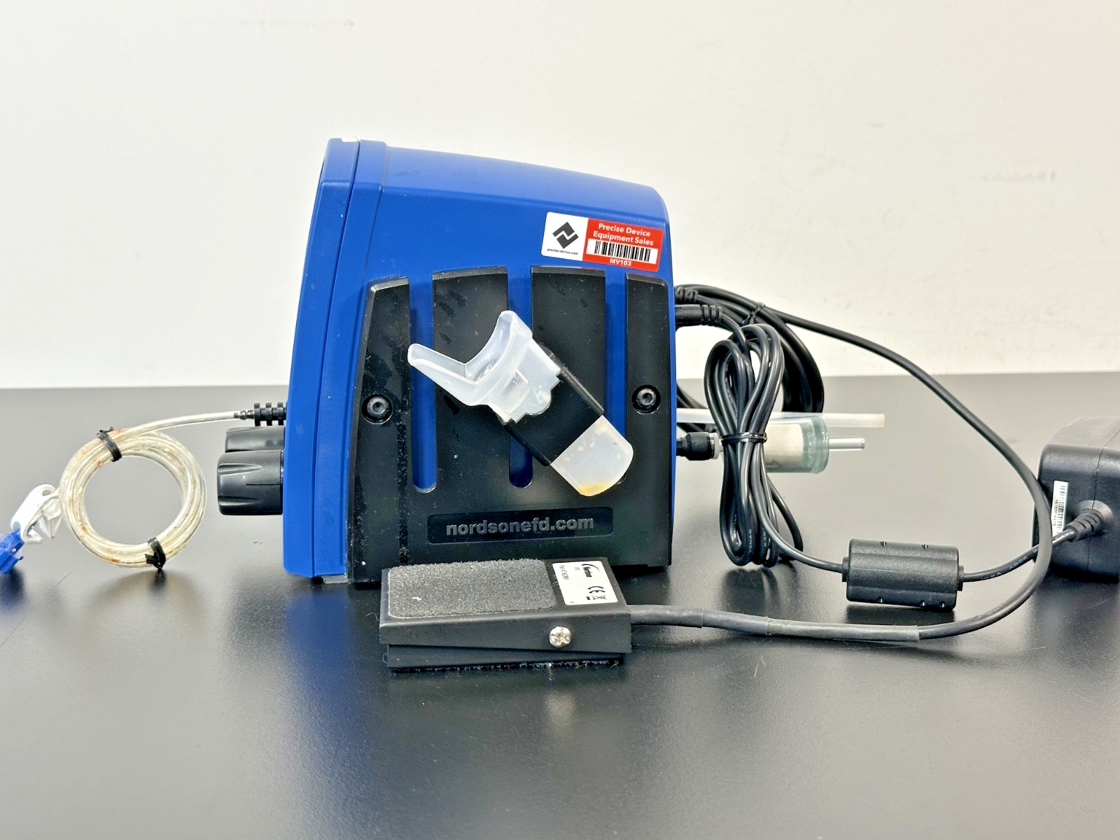 Nordson EFD Ultimus I Fluid Dispenser with Foot Pedal & Accessories Working4
