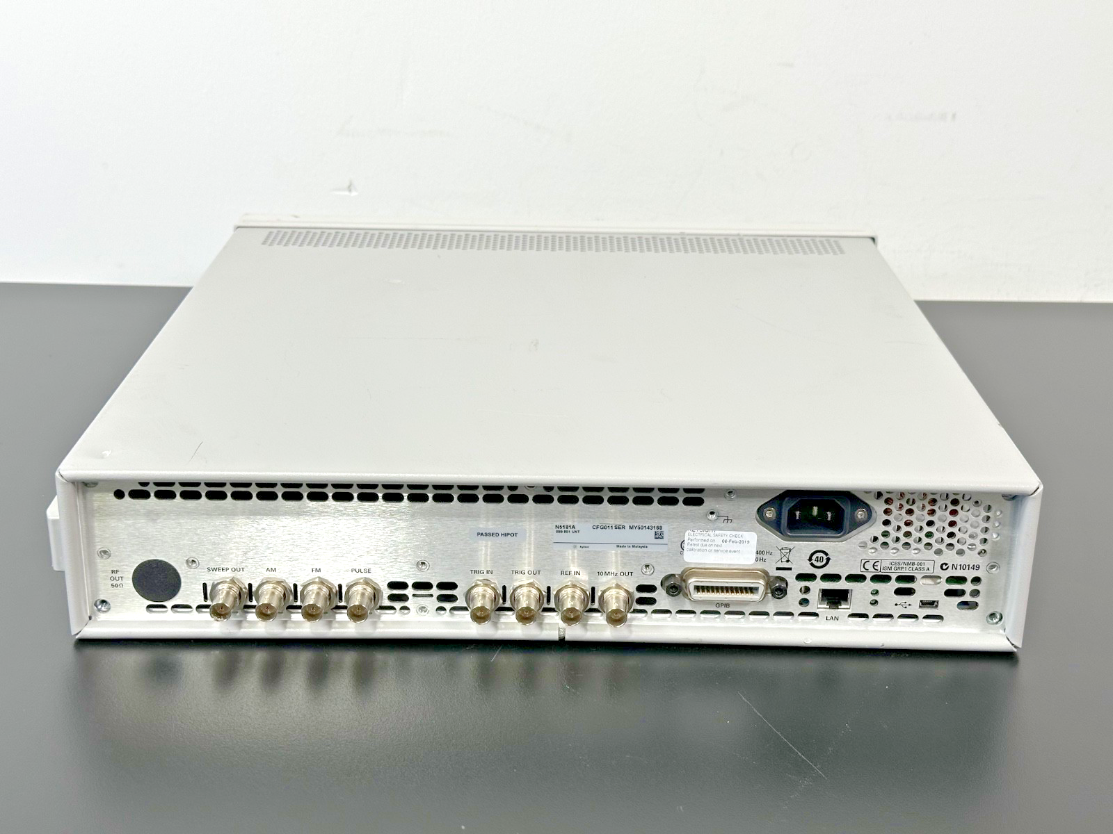 Agilent N5181A MXG Analog Signal Generator 100kHz 1GHz Opt 099 501 UNT Power On5