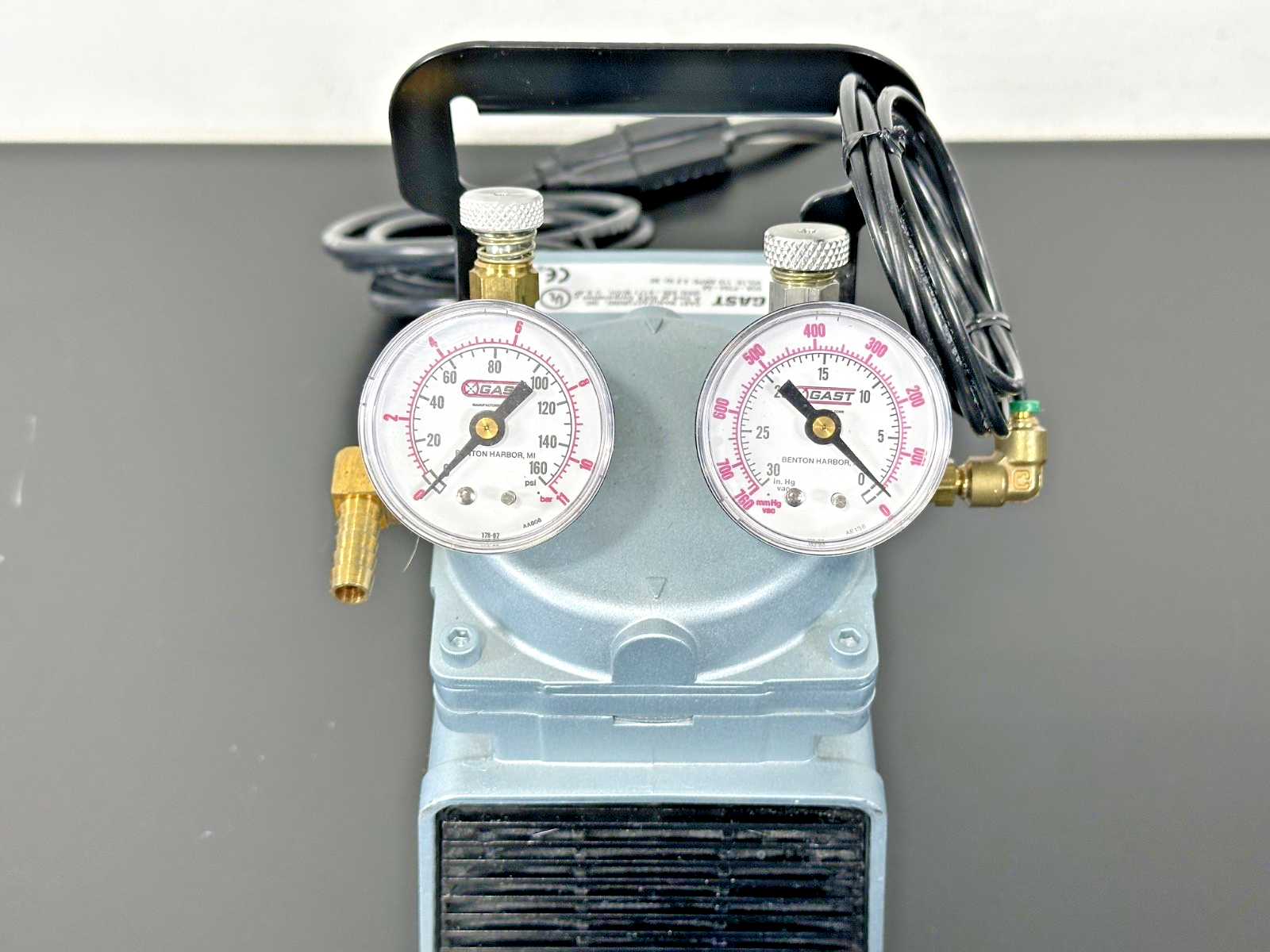GAST DOA P704 AA Oil Less Compressor Vacuum Pump 115V with Dual Gauges Working4