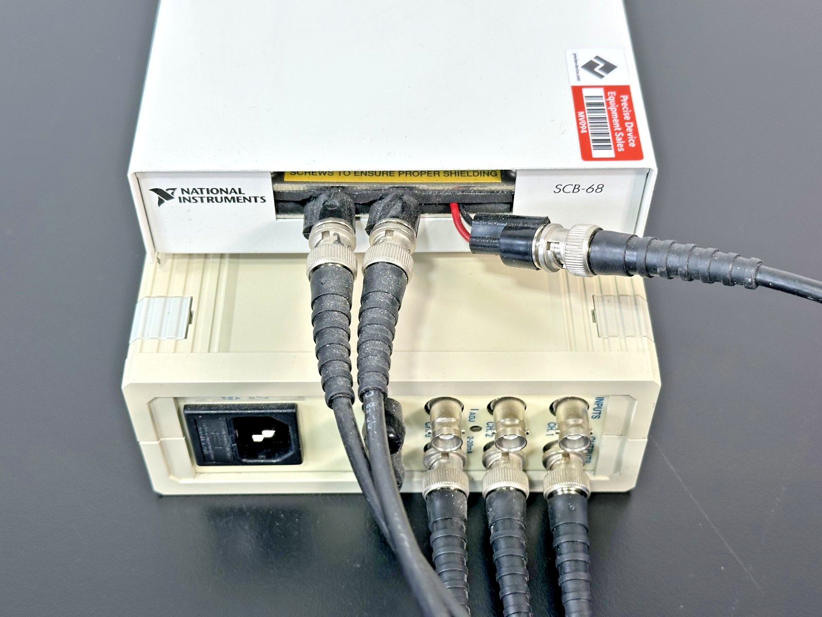 PCB 482A16 4 Channel Signal Conditioner w/ NI SCB 68 Working2