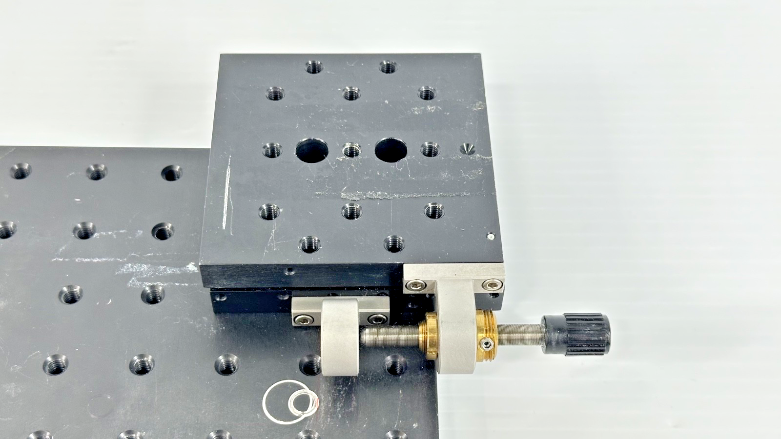 Unbranded Optical Mounting Plate with Manual Linear Positioning Stage2