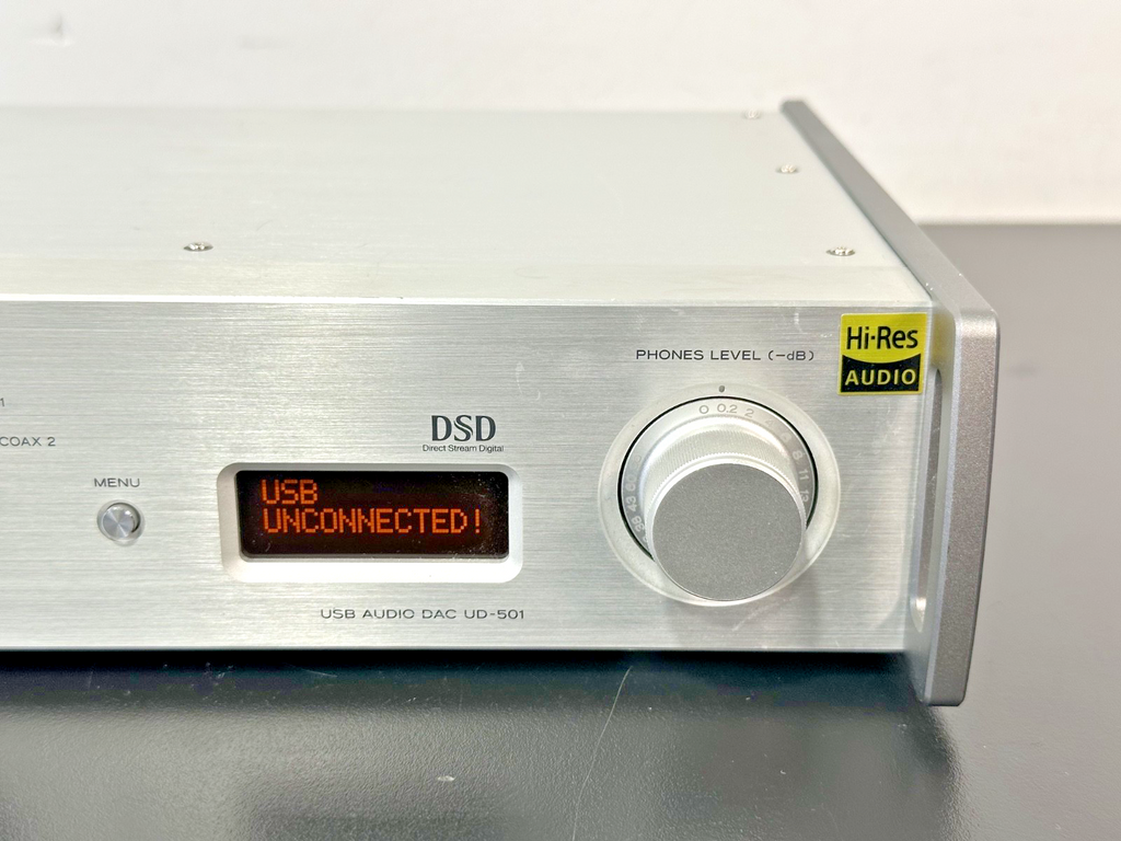 TEAC UD 501 Hi Res USB DAC DSD Headphone Amplifier Silver Working2