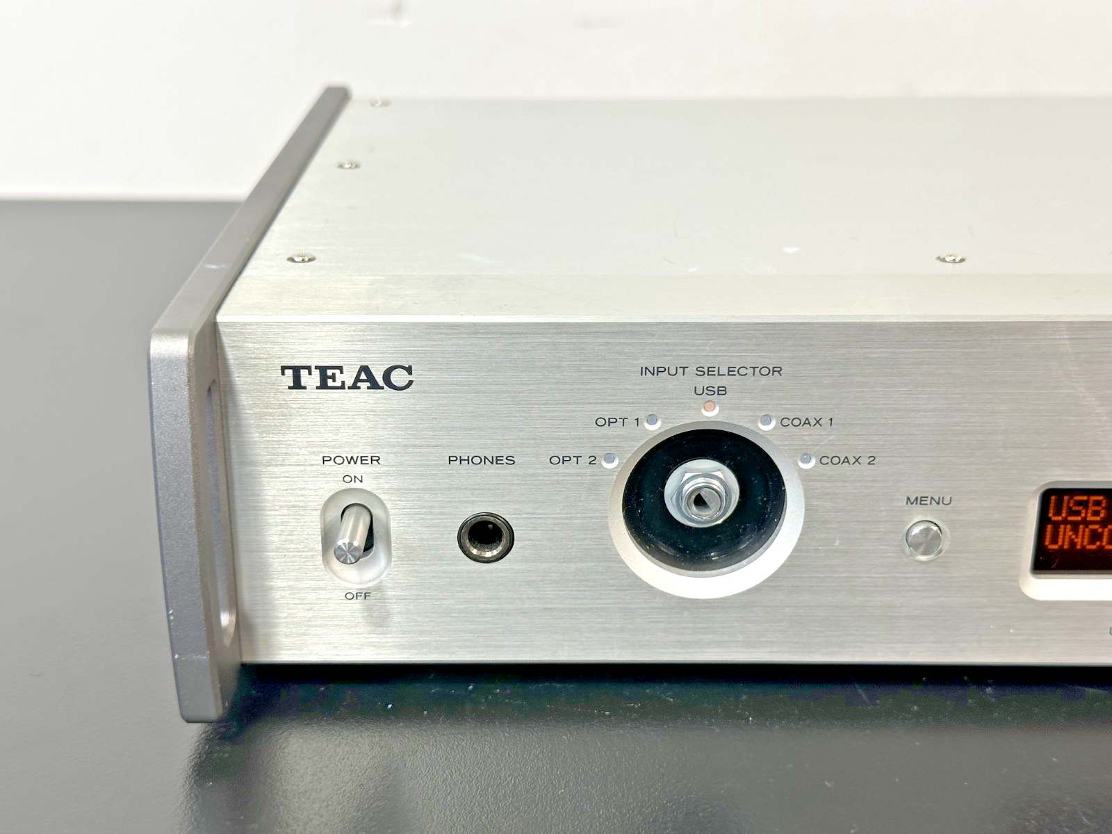 TEAC UD 501 Hi Res USB DAC DSD Headphone Amplifier Silver Working1
