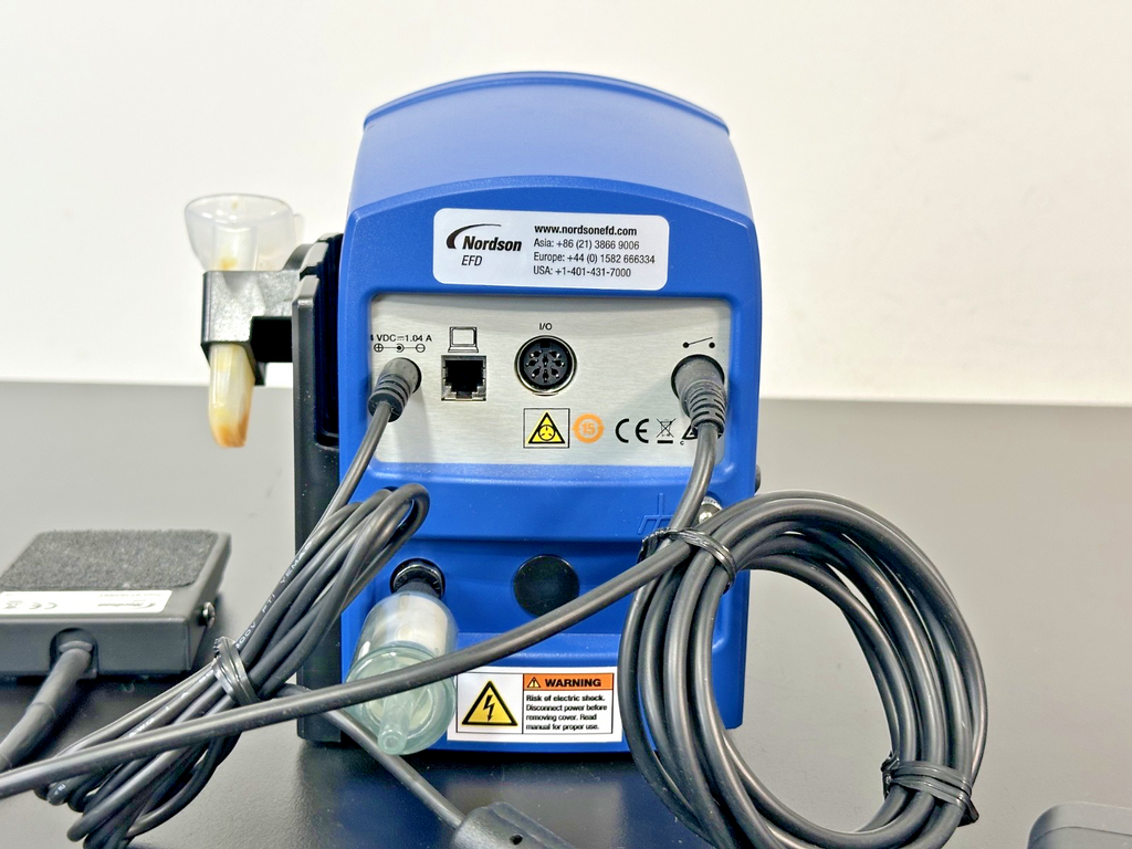 Nordson EFD Ultimus I Fluid Dispenser with Foot Pedal & Accessories Working2
