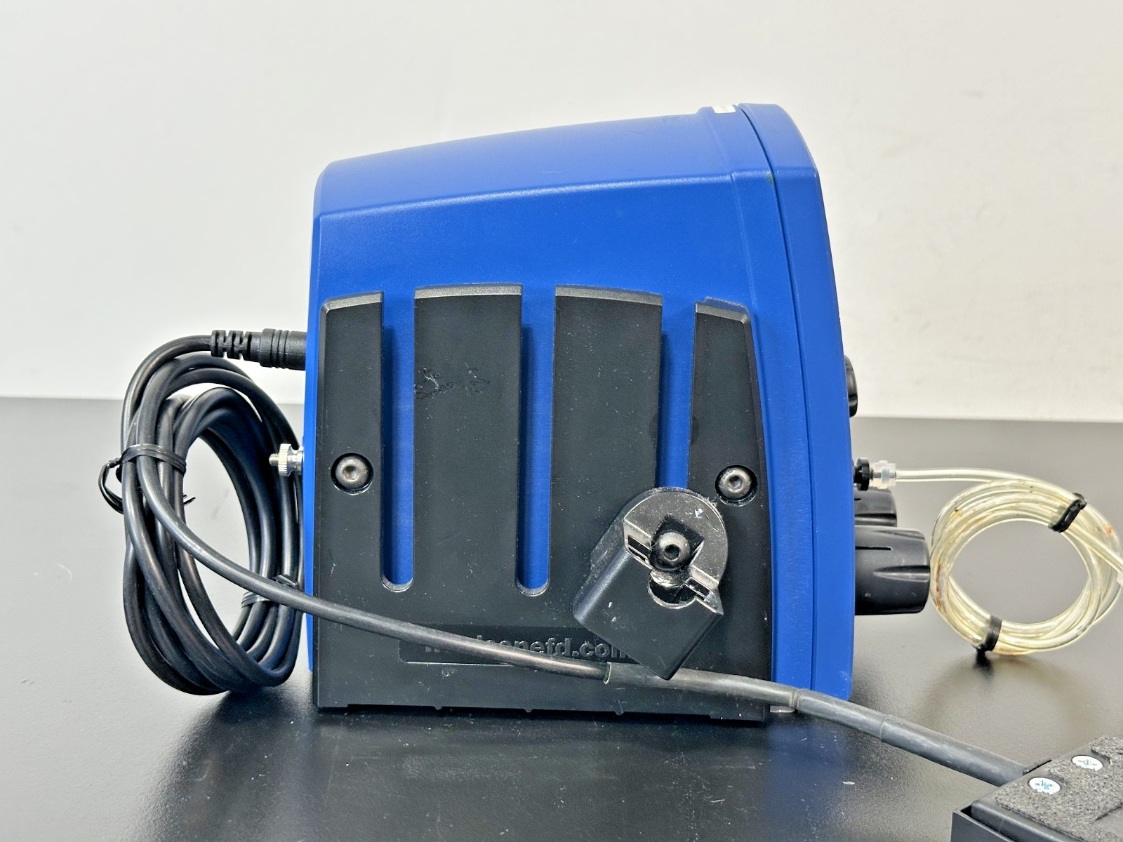 Nordson EFD Ultimus I Fluid Dispenser with Foot Pedal & Accessories Working4